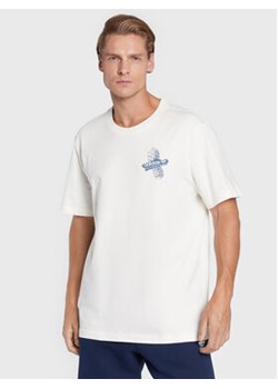 adidas T-Shirt Adventure Trail HK4995 Biały Relaxed Fit ze sklepu MODIVO w kategorii T-shirty męskie - zdjęcie 169230346