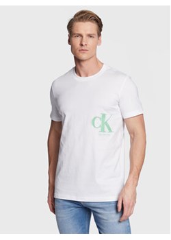 Calvin Klein Jeans T-Shirt J30J322875 Biały Regular Fit ze sklepu MODIVO w kategorii T-shirty męskie - zdjęcie 169230638