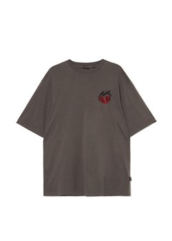 Cropp - Szara koszulka z haftem - szary ze sklepu Cropp w kategorii T-shirty męskie - zdjęcie 169234709