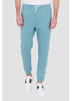 GUESS Turkusowe dresowe spodnie New Arlo, Wybierz rozmiar XL ze sklepu outfit.pl w kategorii Spodnie męskie - zdjęcie 169236956
