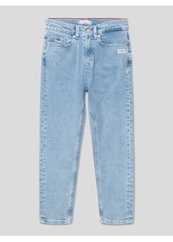 Jeansy o kroju tapered fit z detalami z logo ze sklepu Peek&Cloppenburg  w kategorii Spodnie dziewczęce - zdjęcie 169237718