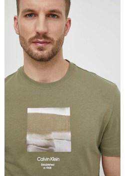 Calvin Klein t-shirt bawełniany męski kolor zielony z nadrukiem ze sklepu ANSWEAR.com w kategorii T-shirty męskie - zdjęcie 169239027