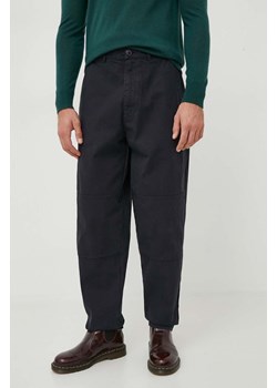 Barbour spodnie bawełniane kolor granatowy w fasonie chinos ze sklepu PRM w kategorii Spodnie męskie - zdjęcie 169246729