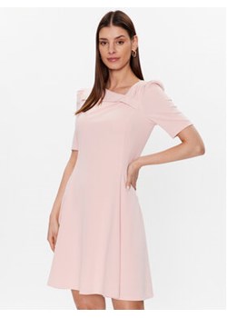 DKNY Sukienka koktajlowa DD2K1418 Różowy Regular Fit ze sklepu MODIVO w kategorii Sukienki - zdjęcie 169284725