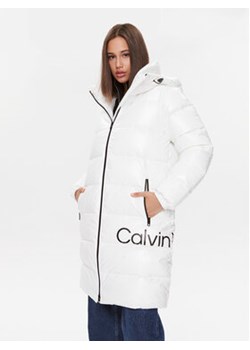 Calvin Klein Jeans Kurtka puchowa J20J221902 Biały Regular Fit ze sklepu MODIVO w kategorii Kurtki damskie - zdjęcie 169285197
