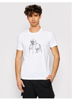The North Face T-Shirt Kk Ah Tee Biały Regular Fit ze sklepu MODIVO w kategorii T-shirty męskie - zdjęcie 169285345