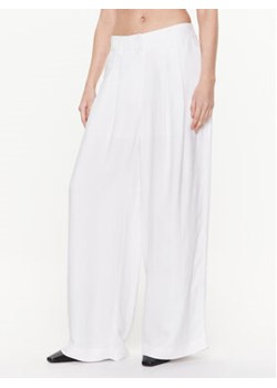 Herskind Spodnie materiałowe Lotus 4729840 Biały Regular Fit ze sklepu MODIVO w kategorii Spodnie damskie - zdjęcie 169285755