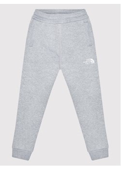 The North Face Spodnie dresowe NF0A2WAI Szary Regular Fit ze sklepu MODIVO w kategorii Spodnie chłopięce - zdjęcie 169285817