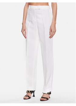 Fabiana Filippi Spodnie materiałowe PAD273W410 Biały Regular Fit ze sklepu MODIVO w kategorii Spodnie damskie - zdjęcie 169288275
