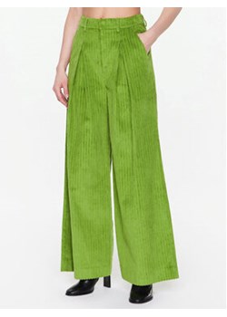 Gestuz Spodnie materiałowe Megan 10906751 Zielony Relaxed Fit ze sklepu MODIVO w kategorii Spodnie damskie - zdjęcie 169288446