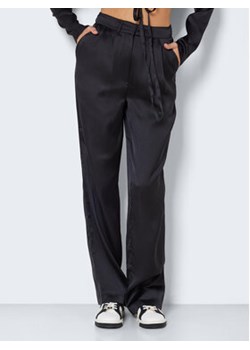 Noisy May Spodnie materiałowe Clarie 27021928 Czarny Regular Fit ze sklepu MODIVO w kategorii Spodnie damskie - zdjęcie 169288577