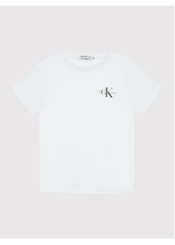 Calvin Klein Jeans T-Shirt Monogram IB0IB01231 Biały Regular Fit ze sklepu MODIVO w kategorii T-shirty chłopięce - zdjęcie 169288889