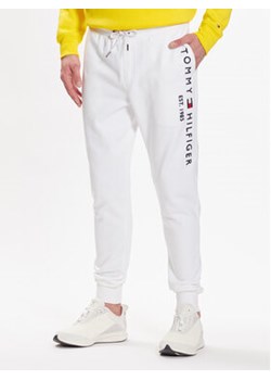Tommy Hilfiger Spodnie dresowe Basic Branded MW0MW08388 Biały Regular Fit ze sklepu MODIVO w kategorii Spodnie męskie - zdjęcie 169289387