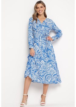 Niebiesko-Biała Wiskozowa Sukienka Midi z Wzorem Paisley i Wiązanym Paskiem Larniella ze sklepu Born2be Odzież w kategorii Sukienki - zdjęcie 169292378