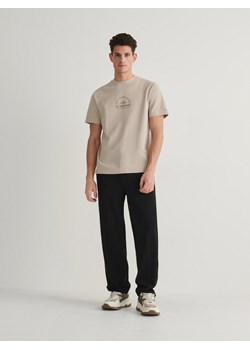 Reserved - T-shirt regular fit z nadrukiem - beżowy ze sklepu Reserved w kategorii T-shirty męskie - zdjęcie 169293598
