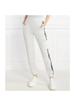EA7 Spodnie dresowe | Regular Fit ze sklepu Gomez Fashion Store w kategorii Spodnie damskie - zdjęcie 169297718