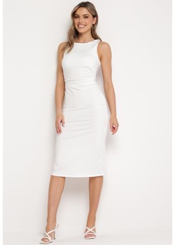 Biała Dopasowana Sukienka Midi na Szerokich Ramiączkach z Marszczeniami Kanile ze sklepu Born2be Odzież w kategorii Sukienki - zdjęcie 169317595