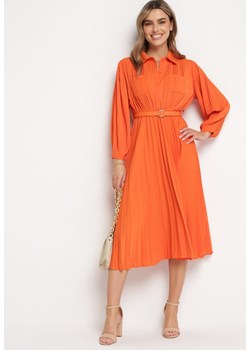 Pomarańczowa Plisowana Sukienka Midi z Paskiem z Kołnierzykiem i Kieszeniami Themirlla ze sklepu Born2be Odzież w kategorii Sukienki - zdjęcie 169317686