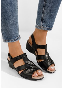 Czarne sandały na niskim koturnie Sendra ze sklepu Zapatos w kategorii Sandały damskie - zdjęcie 169321636
