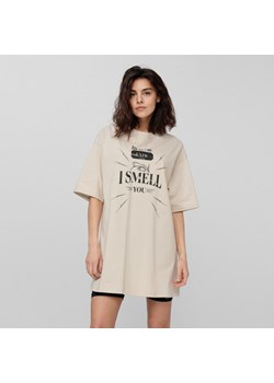 Sukienka shirtowa mini LOCAL HEROES HUG ME T-SHIRT DRESS - beżowa ze sklepu Sportstylestory.com w kategorii Sukienki - zdjęcie 169323278