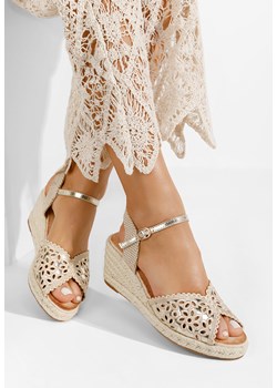 Złote sandały na koturnie Finana ze sklepu Zapatos w kategorii Sandały damskie - zdjęcie 169330385