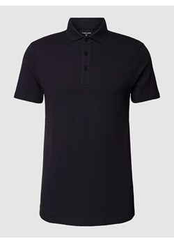 Koszulka polo z fakturowanym wzorem model ‘Fisher’ ze sklepu Peek&Cloppenburg  w kategorii T-shirty męskie - zdjęcie 169330946