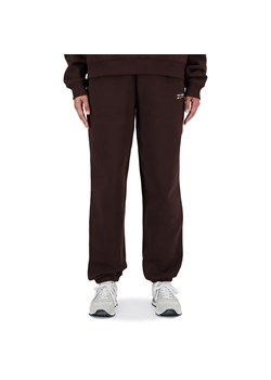 Spodnie New Balance WP33513KCF - brązowe ze sklepu streetstyle24.pl w kategorii Spodnie damskie - zdjęcie 169343576