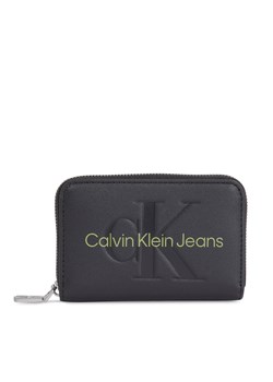 Mały Portfel Damski Calvin Klein Jeans Sculpted Med Zip Around Mono K60K607229 Black/Dark Juniper 0GX ze sklepu eobuwie.pl w kategorii Portfele damskie - zdjęcie 169367988