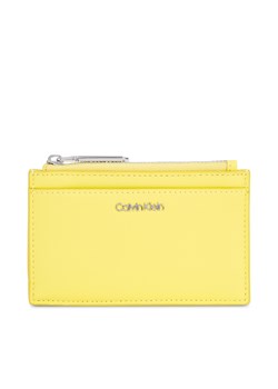 Etui na karty kredytowe Calvin Klein Ck Must Lg Cardholder K60K611933 Żółty ze sklepu eobuwie.pl w kategorii Etui - zdjęcie 169368998