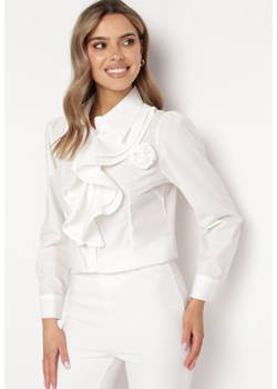 Biała Koszula z Falbaną Przy Dekolcie i Odpinaną Broszką Kwiatkiem Ceridwen ze sklepu Born2be Odzież w kategorii Koszule damskie - zdjęcie 169391656