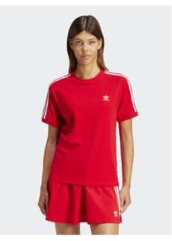 adidas T-Shirt 3-Stripes IR8050 Czerwony Regular Fit ze sklepu MODIVO w kategorii Komplety i garnitury damskie - zdjęcie 169417898