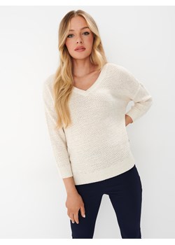 Mohito - Kremowy sweter z dekoltem V - kremowy ze sklepu Mohito w kategorii Swetry damskie - zdjęcie 169418569
