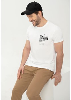 Biała koszulka z delikatnym nadrukiem T-LUMINARY ze sklepu Volcano.pl w kategorii T-shirty męskie - zdjęcie 169422429