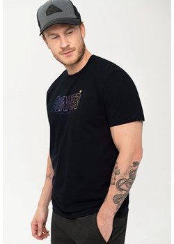 Granatowy męski t-shirt z nadrukiem T-RUNNER ze sklepu Volcano.pl w kategorii T-shirty męskie - zdjęcie 169422488