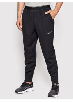 Nike Spodnie dresowe Pro Therma-Fit DD2122 Czarny Standard Fit ze sklepu MODIVO w kategorii Spodnie męskie - zdjęcie 169423287