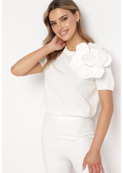 Biała Wiskozowa Bluzka z Aplikacją 3D Kwiatkiem Sallron ze sklepu Born2be Odzież w kategorii Bluzki damskie - zdjęcie 169425845