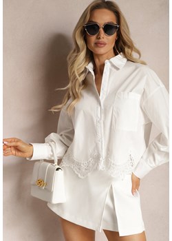 Biała Bawełniana Koszula o Krótszym Kroju Ozdobiona Koronką Jessara ze sklepu Renee odzież w kategorii Koszule damskie - zdjęcie 169431525