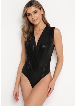 Czarne Eleganckie Body Połyskujące z Kopertowym Dekoltem Bez Rękawów Ailren ze sklepu Born2be Odzież w kategorii Bluzki damskie - zdjęcie 169432016