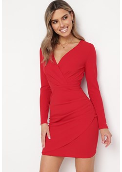 Czerwona Sukienka Mini z Kopertowym Dekoltem i Marszczeniami Hiacinta ze sklepu Born2be Odzież w kategorii Sukienki - zdjęcie 169432019