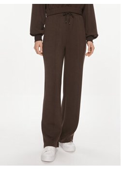 ONLY Spodnie dresowe Scarlett 15241305 Brązowy Relaxed Fit ze sklepu MODIVO w kategorii Spodnie damskie - zdjęcie 169439007