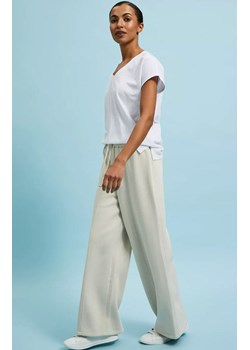 Spodnie dresowe damskie z szerokimi nogawkami beżowe 4300, Kolor beżowy, Rozmiar XS, Moodo ze sklepu Primodo w kategorii Spodnie damskie - zdjęcie 169446849