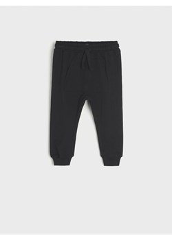 Sinsay - Spodnie dresowe jogger - czarny ze sklepu Sinsay w kategorii Spodnie i półśpiochy - zdjęcie 169455978