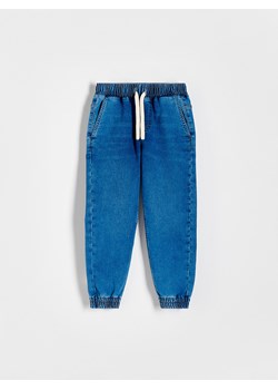 Reserved - Elastyczne jeansy jogger - niebieski ze sklepu Reserved w kategorii Spodnie chłopięce - zdjęcie 169458027