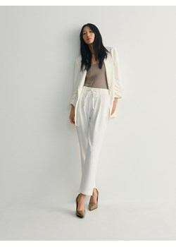 Reserved - Gładkie spodnie z wiązaniem - złamana biel ze sklepu Reserved w kategorii Spodnie damskie - zdjęcie 169458458