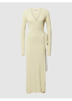 Długa sukienka z wiązanym paskiem model ‘KLOE’ ze sklepu Peek&Cloppenburg  w kategorii Sukienki - zdjęcie 169459349