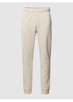 Spodnie dresowe o kroju regular fit z elastycznym pasem ze sklepu Peek&Cloppenburg  w kategorii Spodnie męskie - zdjęcie 169460845