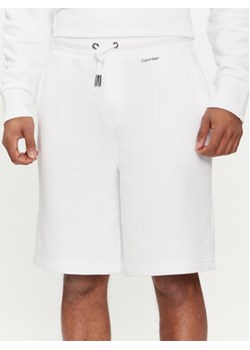 Calvin Klein Szorty sportowe Nano Logo K10K112689 Biały Regular Fit ze sklepu MODIVO w kategorii Spodenki męskie - zdjęcie 169462715