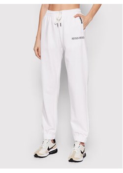 Silvian Heach Spodnie dresowe Carracosta PGP22399PA Biały Regular Fit ze sklepu MODIVO w kategorii Spodnie damskie - zdjęcie 169491839