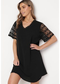 Czarna Sukienka Mini Pudełkowa z Koronką na Ramionach i Dekolcie Idalyn ze sklepu Born2be Odzież w kategorii Sukienki - zdjęcie 169497047
