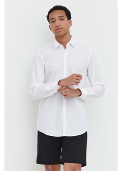 HUGO koszula bawełniana męska kolor biały slim z kołnierzykiem klasycznym 50513932 ze sklepu ANSWEAR.com w kategorii Koszule męskie - zdjęcie 169518535